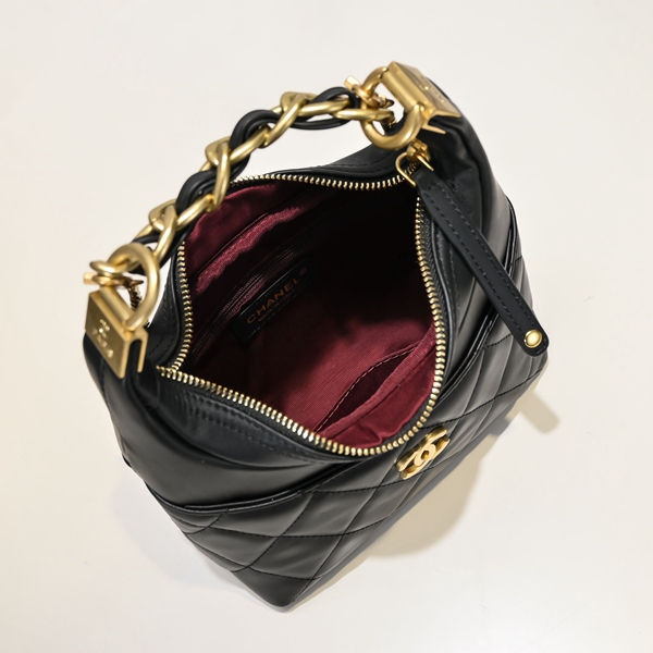 シャネルバッグ着用イメージ